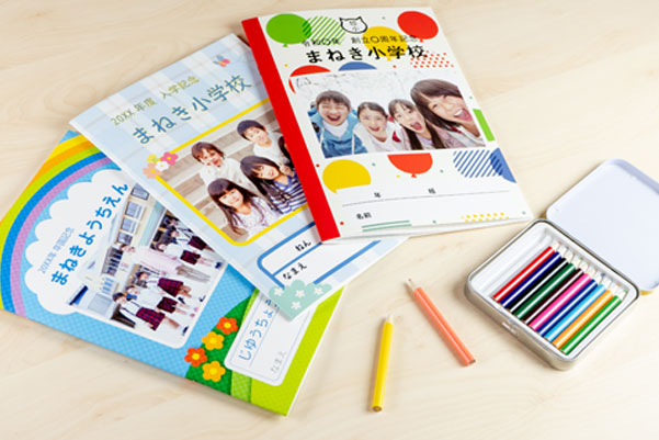 学校記念品ノート3冊と色鉛筆