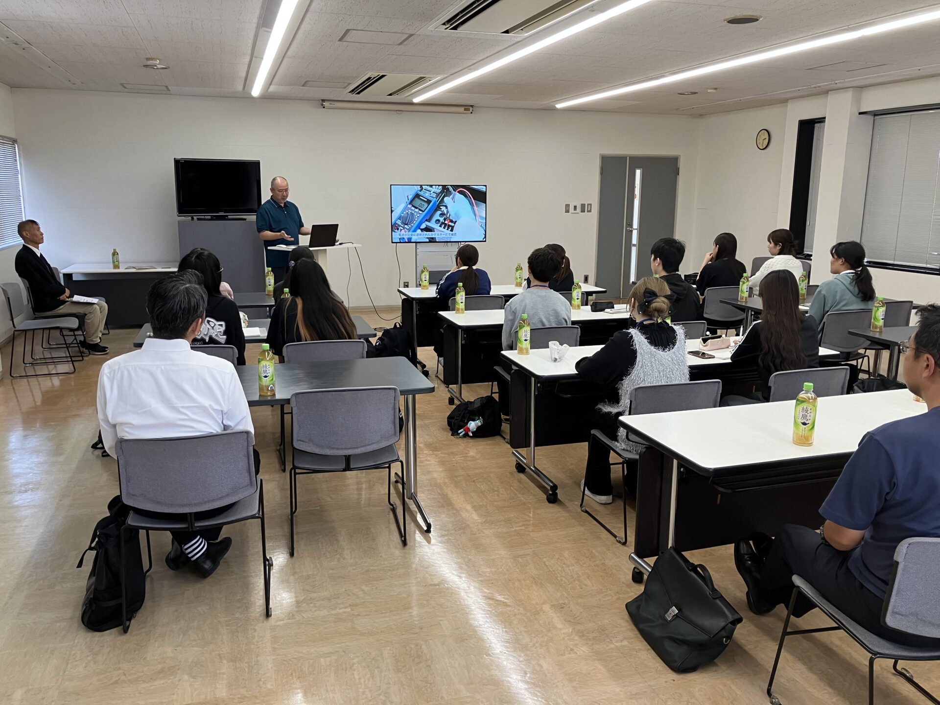 学生に説明している写真