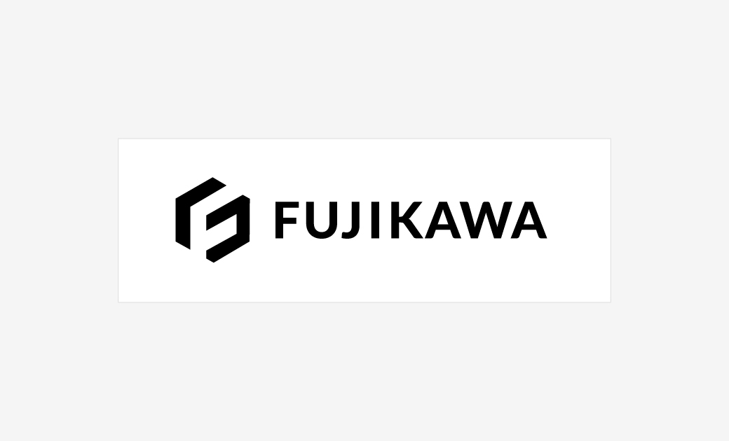 藤川建設株式会社様の自社ロゴステッカー 英字表記の白背景