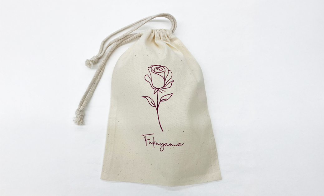 バラの絵が描かれた巾着