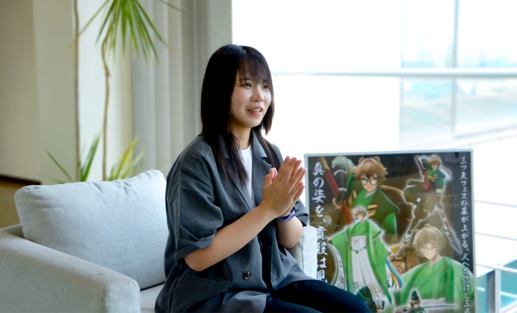 制作経緯を話す女性