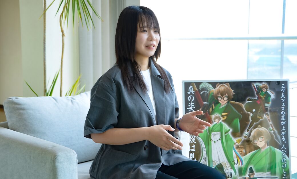 制作経緯を話す女性