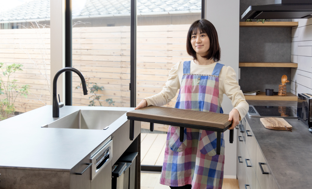 大島屋様の台を運んでいる女性