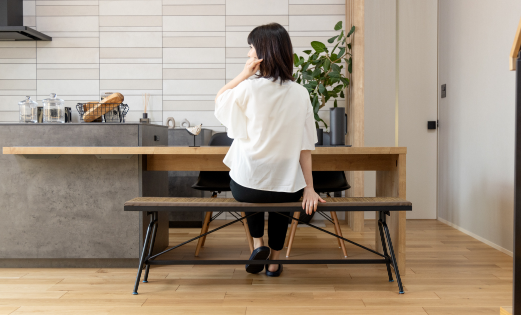 大島屋様の椅子に座っている女性