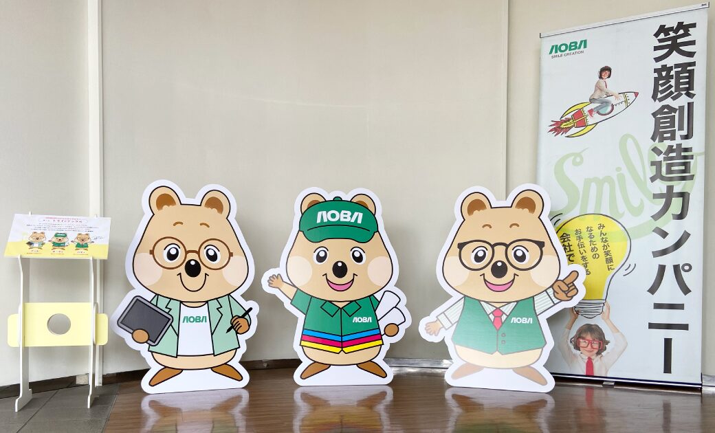 青葉印刷株式会社のマスコットキャラクター「トライ☆アングル」のパネル